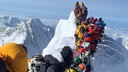 ergsteiger und Bergführer sind zwischen dem Südgipfel und der Hillary-Stufe des Mount Everest gestrandet, nachdem ein Einsturz die mit Seilen befestigte Route beschädigt hat (2024).