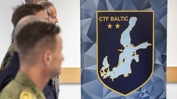 Soldaten stehen im neuen Hauptquartier der CTF Baltic («Commander Task Force Baltic»). Die Nato stärkt ihre Verteidigungsbereitschaft in der wichtigen Ostsee-Region mit einem neuen taktischen Hauptquartier der Marine in Rostock.