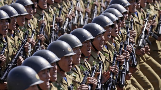 Nordkoreanische Soldaten marschieren während einer Militärparade. Archivbild: 09.09.2018