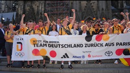 Deutsches Olympiateam bei der Rückkehr auf den Domtreppen in Köln (12.08.2024).