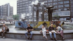 Symbolfoto: Jugendliche an einem Brunnen in Osterberlin 1990