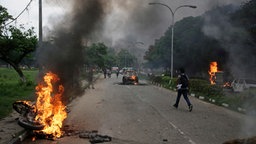 Brennende Autos und Mofas in Panchkula