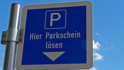 Hinweisschild: "Hier Parkschein lösen"