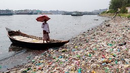 Plastikabfälle, die in den Fluss Buriganga gekippt wurden, liegen in Schichten am Ufer in Dhaka, Bangladesch (2024)