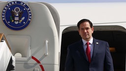 Symbolbild: US-Außenminister Rubio beim Verlassen eines Regierungsflugzeugs (19.02.2025).