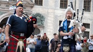 Fans der schottischen Fußballnationalmannschaft mit Dudelsack und Deutschlandfahne in München (2024)