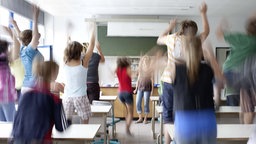 Jubelnde Kinder in einem Klassenzimmer