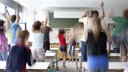 Jubelnde Kinder in einem Klassenzimmer