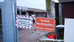 Vorsicht Seuchengefahr!· Steht auf einem Schild an einem Betrieb zum Schutz vor einer möglichen Ausbreitung der Maul- und Klauenseuche 