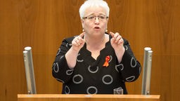 Sigrid Beer (Bündnis 90 /Grüne) während einer Rede im Landtag NRW