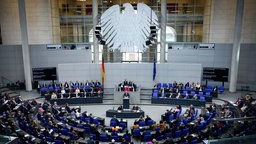 Friedrich Merz, Vorsitzender der CDU/CSU-Bundestagsfraktion, spricht in der 213. Plenarsitzung der 20. Legislaturperiode im Deutschen Bundestag.