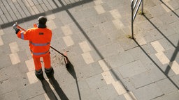 Straßenkehrer in der Stadt