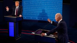 Joe Biden und Donald Trump gestikulierend an ihren Rednerpulten beim TV-Duell 2020