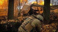 Ein Soldat der 13. Brigade der ukrainischen Nationalgarde feuert mit einem Giatsint-B-Geschütz auf russische Stellungen in der Nähe von Charkiw, Ukraine.