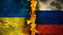 Symbolbild: Feuer zwischen der ukrainischen und russischen Flagge