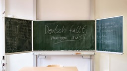 Auf einer Schultafel steht: "Deutsch fällt morgen aus!"