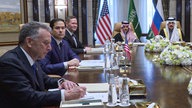 Steve Witcoff, US-Sondergesandter für den Nahen Osten, Außenminister Marco Rubio und Nationaler Sicherheitsberater Michael Waltz (v.l.n.r.) führen im Diriyah-Palast in Riad bilaterale Gespräche mit Russland.