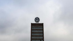 VW-Logo vor grauem Himmel