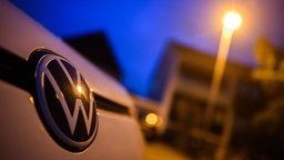 Ein Pkw mit VW-Logo.