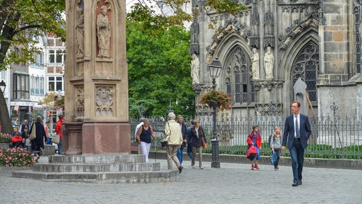 Menschen flanieren durch die Innenstadt von Aachen