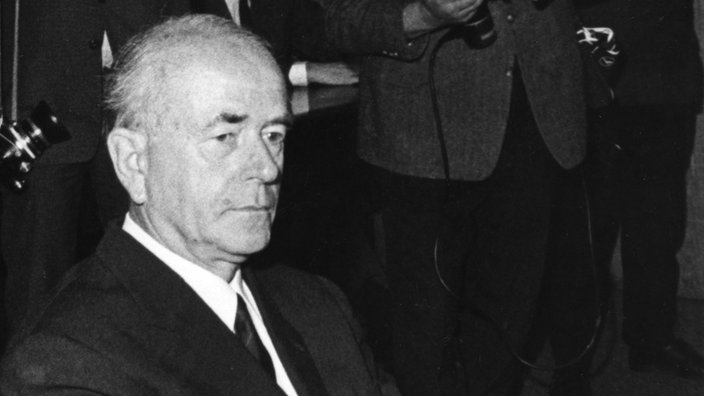 Schwarz-weiß Aufnahme von Albert Speer im Anzug