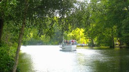 Ausflugboot auf einem Fluss