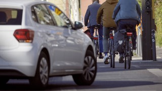 Auto biegt auf eine Fahrradspur ab, ohne zu blinken