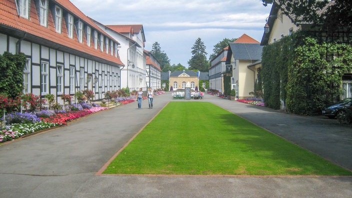 Spaziergängerinnen flanieren durch Bad Driburg.