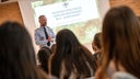 Jugendoffizier Dhany Sahm spricht vor einer Schulklasse in Bamberg.