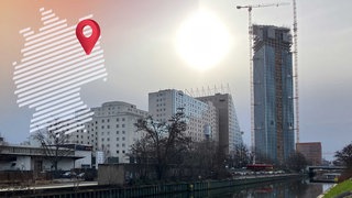 Das "Estrel"-Hotel in der Sonnenallee in Berlin-Neukölln mit Turm im Bau