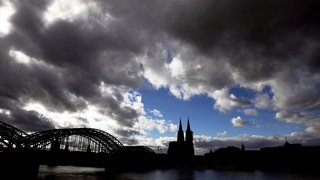 Dunkle Wolken ziehen über den Kölner Dom hinweg.