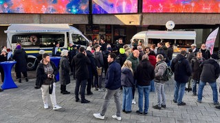 Bürger und Polizisten im Austausch auf dem Kölner Ebertplatz