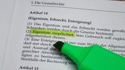  In einem Grundgesetz wurden die Worte "Eigentum verpflichtet" hervorgehoben.