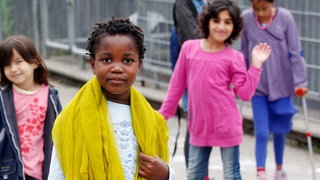 Archivbild von 2017: Kinder unterschiedlicher Herkunft spazieren am Friedensdorf in Oberhausen