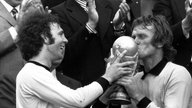 WM Finale 1974 in München: Weltmeister Franz Beckenbauer und Torwart Sepp Maier (beide BR Deutschland) mit dem WM Pokal