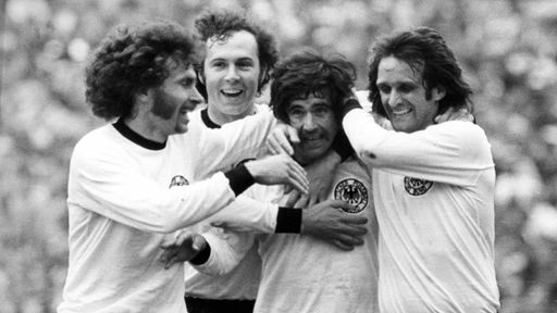  Gerd Müller (2. v. r.) jubelt zusammen mit (v. l.) Paul Breitner, Franz Beckenbauer und Wolfgang Overath, nachdem er im WM-Finale 1974 Deutschland gegen Niederlande  das entscheidende Tor geschossen hat. 