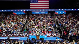 Eine Wahlkampfveranstaltung der US-Demokraten in der Desert Diamond Arena in Glendale, Arizona, im August 2024