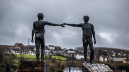 Statue "Hands Across the Divide" in der Grenzstadt Derry in Nordirland.