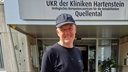 Heiner Wember vor der Klinik Hartenstein