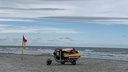 Ein Rettungsboot steht am Strand der Insel Ameland im niederländischen Wattenmeer.