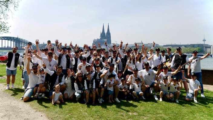 Der Männerchor Laut aber Schief steht für ein Gruppenfoto zusammen.