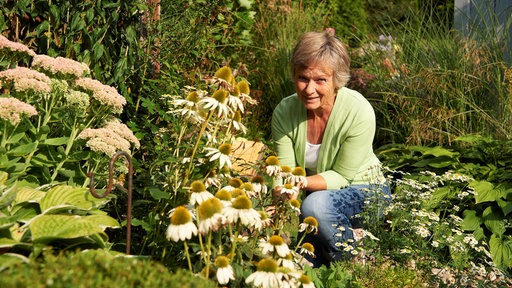 Magdalena "Lene" Fiebig zwischen Blumen in ihrem Garten.