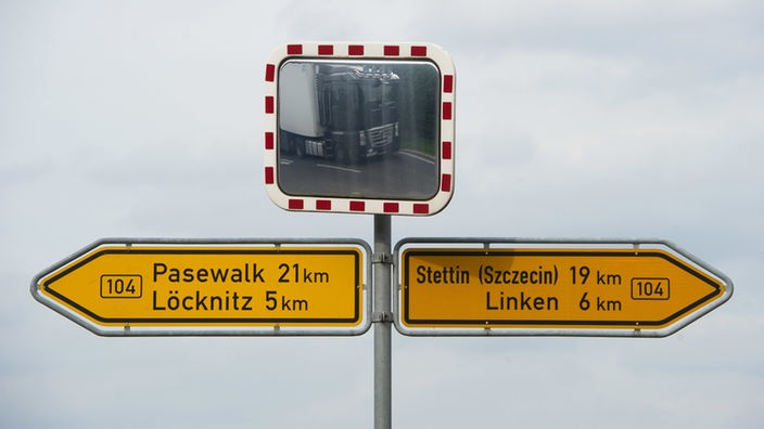  Wegweiser mit den Orten Pasewalk, Löcknitz, Stettin (Szczecin) und Linken