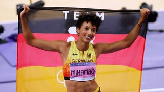 Weitspringerin Malaika Mihambo mit der deutschen Fahne bei den Olympischen Spielen 2024 in Paris