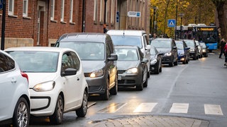 Zahlreiche PKW stauen sich in der Innenstadt von Münster.