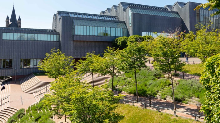 Das Gebäude der Kölner Philharmonie, davor zahlreiche Bäume