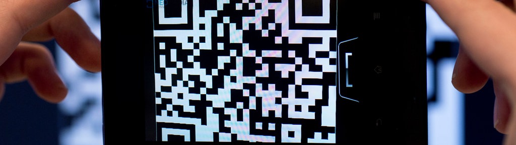 Nahuafnahme eines Smartphones, das einen QR-Code scannt.