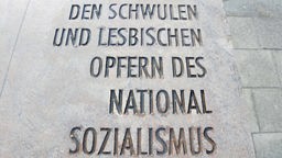 Ein Gedenkstein mit der Aufschrift "Den schwulen und lesbischen Opfern des Nationalsozialismus" in Köln