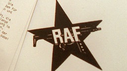 Ein Symbold der RAF auf einem Schreiben der Rote Armee Fraktion (RAF). Die frühere Terroristin der Roten Armee Fraktion (RAF), Daniela Klette (65), ist in Berlin gefasst worden