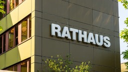 Schriftzug "Rathaus" am Rathausgebäude in Bergkamen